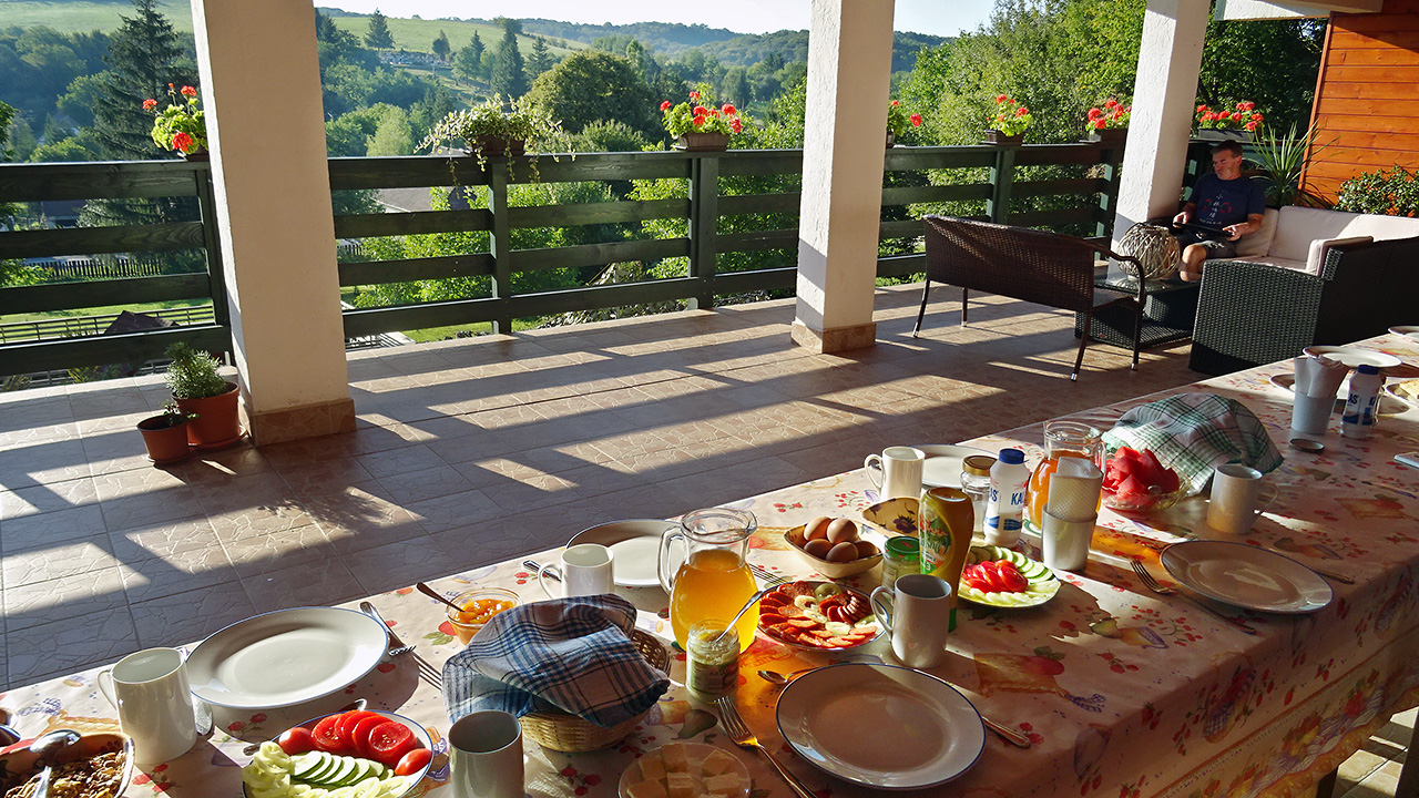 Fogunk mi még a szabadban étkezni.