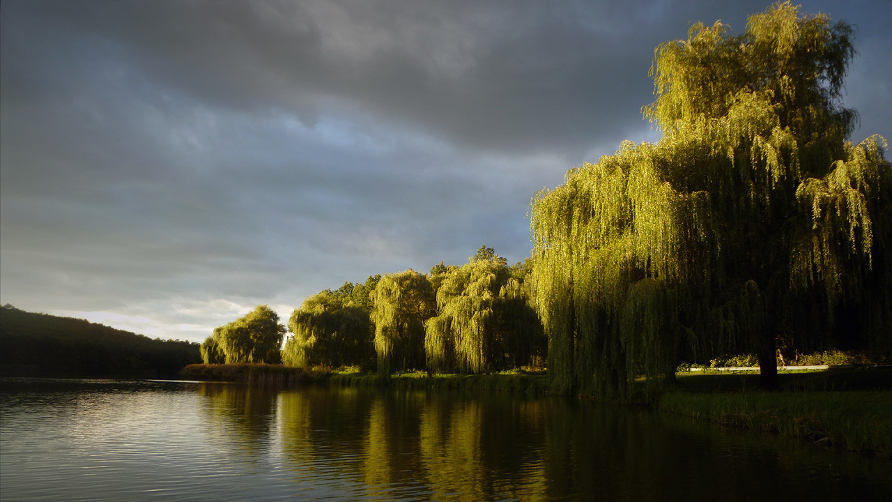 A szomszédos Kistolmácsi-tó a lemenő nap fényeiben.