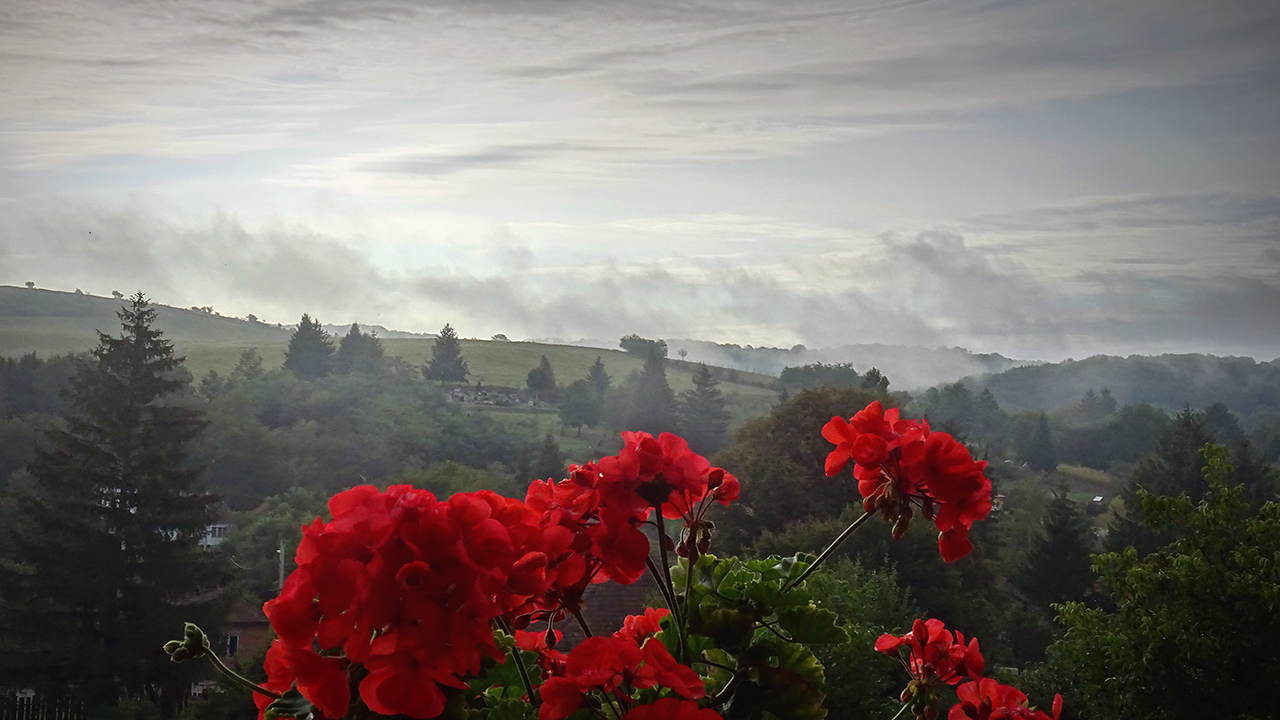 Figyelem! Giccsveszély a vendégházunk erkélyeiről!