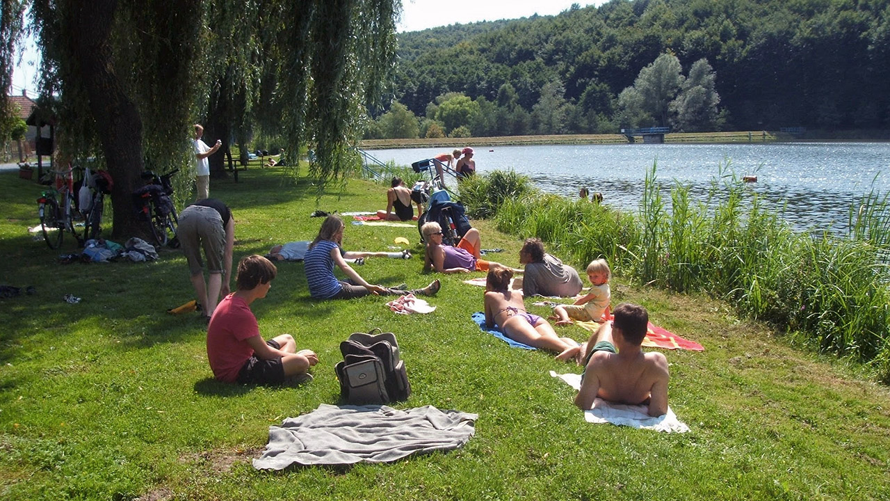 Pár kilométerre található egy 'csehszlovák' retró-tó, ahol nyáron kellemesebb a 'tömeg', mint a Balcsinál.